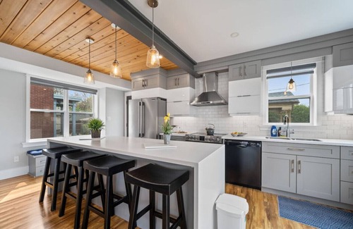 Kitchener House | Trendy & Chic | Designed with Love near Downtown