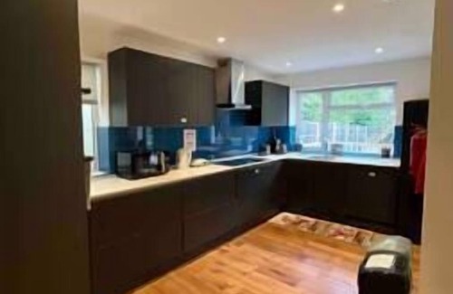 Barnhill Apartment | Trendy En-suite 30min to Central London & Parking