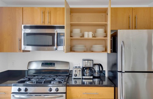Hunters Point Apartment | Trendy LIC 2BR w/W/D, Elevator & Doorman, near East River, by Blueground