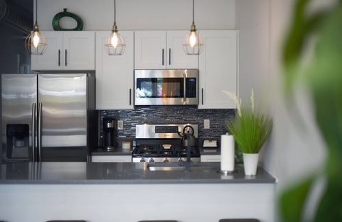 Pittsburgh House | Trendy - Parking - King Bed - 10 min DT