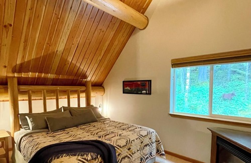 Packwood Cabin | Tri-level, 10-guest, 4 bedroom, 2 bathroom home with hot tub and game room.