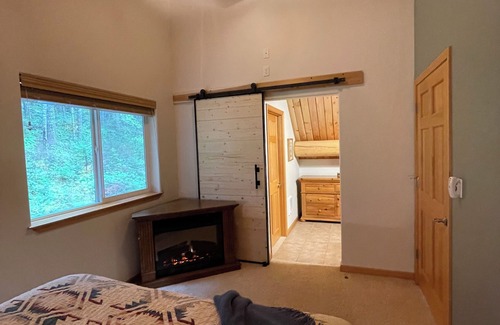 Packwood Cabin | Tri-level, 10-guest, 4 bedroom, 2 bathroom home with hot tub and game room.