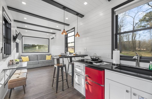 Willis Resort | Trifecta is 2 mins to Lake Conroe! Heated Pool, Stocked Ponds, Cute Pygmy Goats