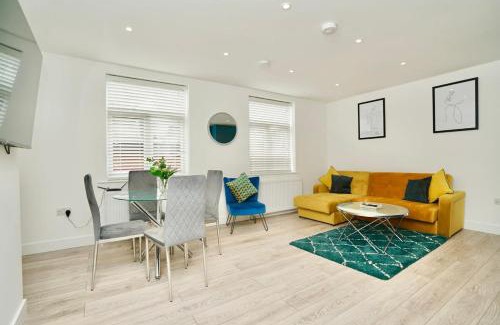 Huntingdon Apartment | Trinity Apartments - 2 Bed Apartment - Spacious - Modern - 30 Seconds from High Street