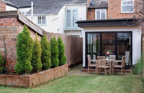 Stratford-upon-Avon Cottage | Trinity Cottage, Stratford-upon-Avon - sleeps 5 guests in 3 bedrooms