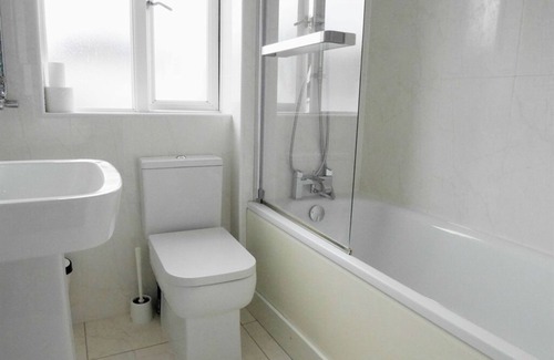 Kew Apartment | Triple Room Ensuite @ Kew Rooms