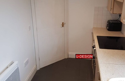 Luton Apartment | Triple Twos - 2 Bedrooms, 2 Bathrooms, 2 Kitchens