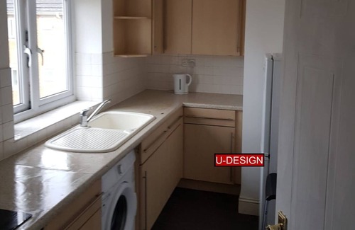 Luton Apartment | Triple Twos - 2 Bedrooms, 2 Bathrooms, 2 Kitchens