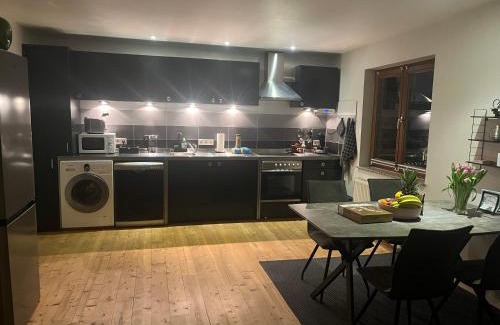 Unterrath Apartment | Tritt ein bring Glück herein - Exquisite 75 qm - Messenähe - Parkplatz - Flughafennähe