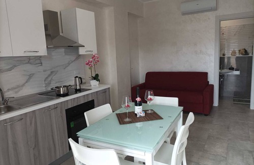 Santa Domenica House | Tropea elegant two-room apartment 2/4 people with POOL a few steps from the SEA