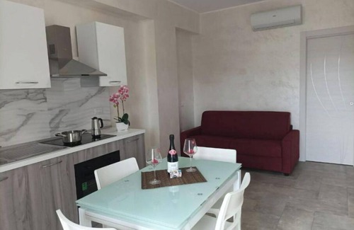 Santa Domenica House | Tropea elegant two-room apartment 2/4 people with POOL a few steps from the SEA