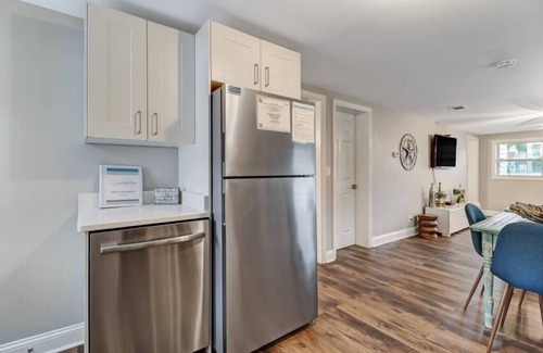Fernandina Beach House | Tropical Beach Bungalow Down | Backyard | Grill | Across Street from Beach