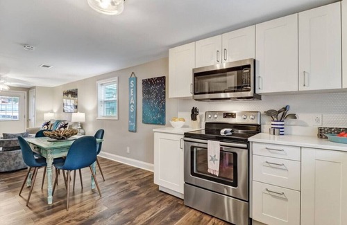 Fernandina Beach House | Tropical Beach Bungalow Down | Backyard | Grill | Across Street from Beach
