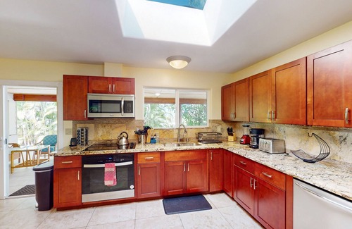 Kailua-Kona House | Tropical downtown suite w/private hot tub & gazebo, washer & dryer, patio