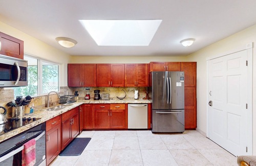 Kailua-Kona House | Tropical downtown suite w/private hot tub & gazebo, washer & dryer, patio