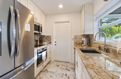 Lakeland House | Tropical Fenced Paradise, Hot Tub, & Home Theater