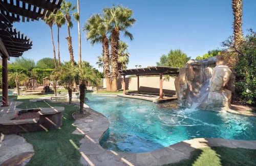 Magnesia Falls Cove House | Tropical Oasis: Slide into Desert Bliss