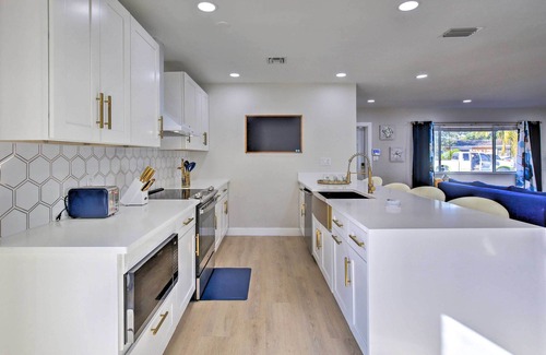 Central Fort Lauderdale House | Tropical Oasis Retreat - Private yard w Pool, Fire Pit -15 mins to beach!