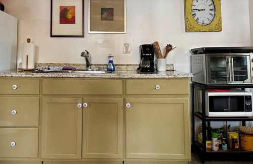 Downtown Apartment | Tropical, private, downtown