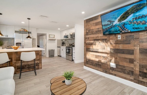 Ballast Point House | Tropical 🌴 Retreat w/ Huge Relaxing Patio