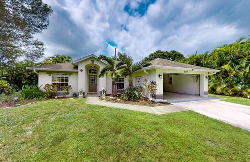 Lakewood Park House | Tropical, secluded oasis with private pool, spa & entertainment lanai