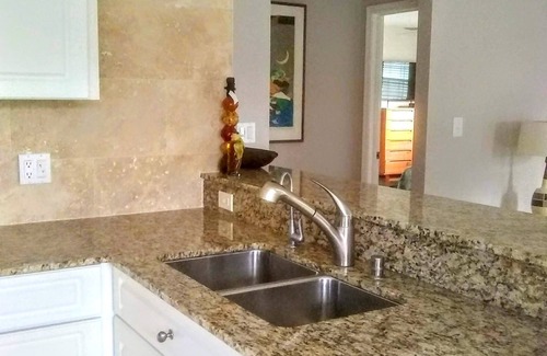 Vamo House | Tropical Shores Retreat-Great Location - Discounts for stays 3 months or longer