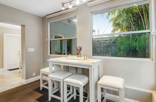 Vamo House | Tropical Shores Retreat - 10 Minutes to Siesta Key Beach