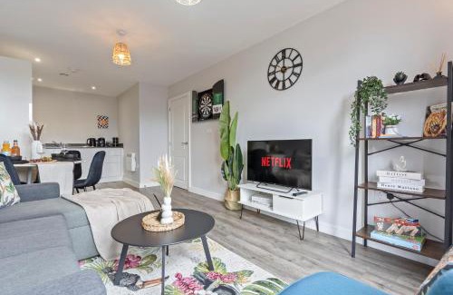 Bordesley Apartment | Tropical Suite - 2 Bed 2 Bath City Centre Netflix Games - Exclusive Weekly and Monthly DEALS - Raozee Homes