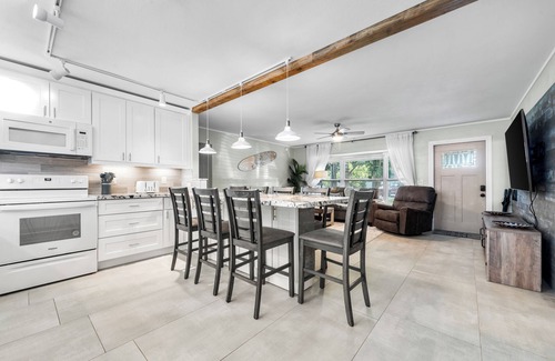 Boynton Beach House | Tropical Tiki Hut Villa – Reno 4Bdr with Heated Saltwater Pool, King Beds & 6TVs