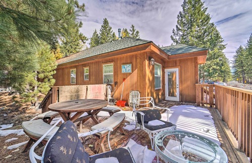 Truckee Cottage | Truckee Cottage w/Fenced Yard & Lake Donner Views