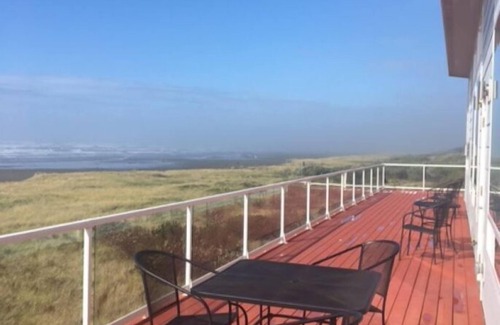 Moclips House | True Beachfront! 4BR, 4BA with amazing views and direct beach access. Hot Tub!