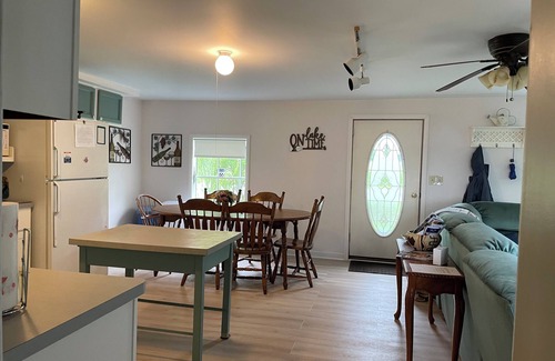 Seneca Falls Cottage | True lakefront! Booking Fall and 2026… C/Air, kayaks, fishing. Pontoon optional.