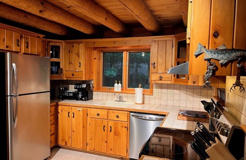 Canadensis Cabin | True Log Cabin in the Heart of Poconos with HOT TUB and MOVIE THEATER