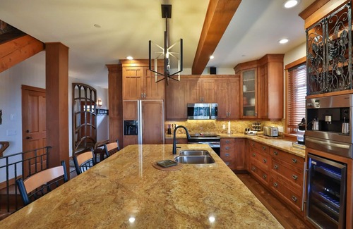 Big White Ski Resort Ski Chalet | True Ski In/Ski Out at Luxury Chalet-Walk to Village! Ski to and from the door!