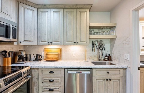Park City Condo | True ski in with mountain & pond views, sauna & hot tub.