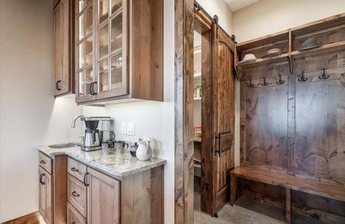 Island Park House | Trumpeter Swan Penthouse,1Br/1 1/2Ba,BBQ,Firepit,Lakeview,20m 2 YNP,Secluded,Deck-Beautiful Views