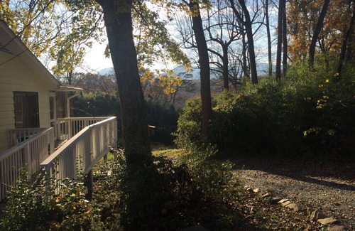 Lynn House | Tryon Love 2 min walk to downtown. Wood fireplace. Monthly rentals only.