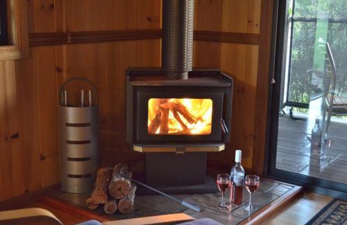 Rathdowney Bed & Breakfast | Tuckeroo Cottages & Gardens - Blue Wren & Kookaburra