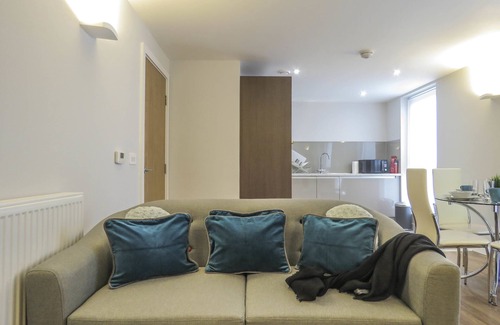 Birmingham City Centre Apartment | Tudors eSuites Birmingham Apartments with Gated Parking