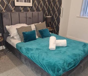 Bordesley Apartment | Tudors eSuites - Three Bedroom House with Garden and Driveway #24StL