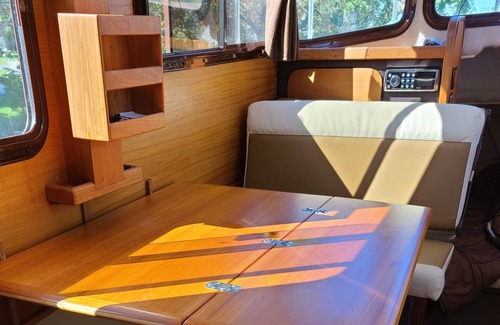 Montague Boat Rental | TUG BOAT WITH CHARACTER WITH GALLEY AND SLEEPING FOR 3