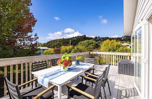 Paihia House | Tui Beach House - Centrally located, 3 min walk to beach, bright house Paihia.