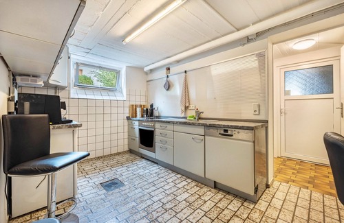 Melle Apartment | ‘TULIP PATH 3’, holiday & fitter basement flat with heart