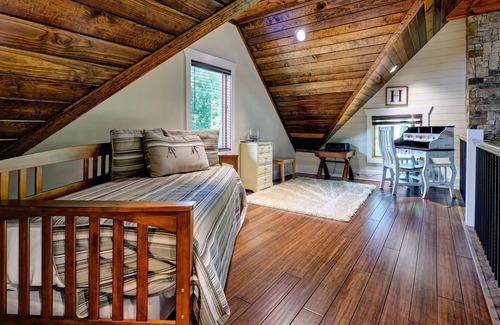 Glenville House | Tulip Pond - Beautiful Home on Tranquil Pond in Chinquapin