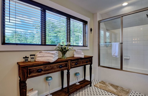 Glenville House | Tulip Pond - Beautiful Home on Tranquil Pond in Chinquapin