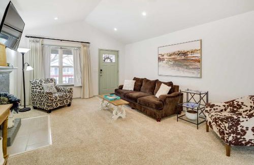Cherry Street House | Tulsa Vacation Home about 3 Mi to Downtown