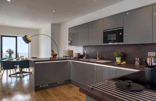Portwrinkle Cottage | Turnstone - Beach-side House with Terrace Hot Tub & Stunning Views