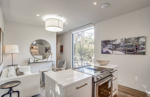 Oak Lawn Cottage | Turtle creek Trailhouse, adjoining the Katy Trail