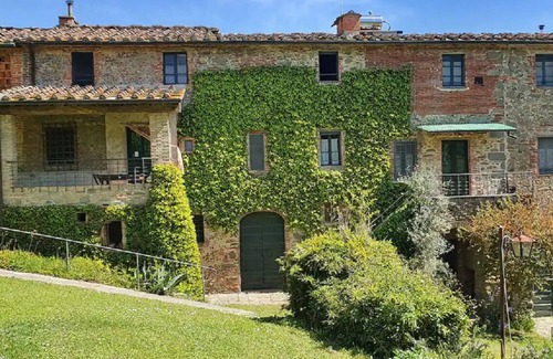 Pescia House | Tuscan-style farmhouse, surrounded by greenery, between Lucca, Pisa and Florence