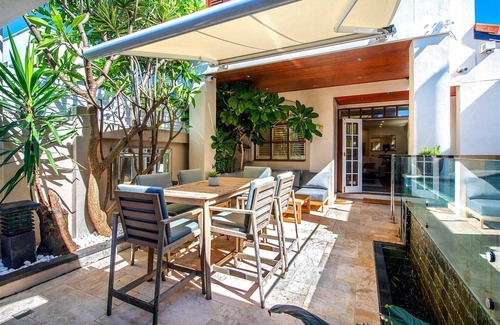 Surfers Paradise Villa | Tuscan Villa (Walk to Beach)